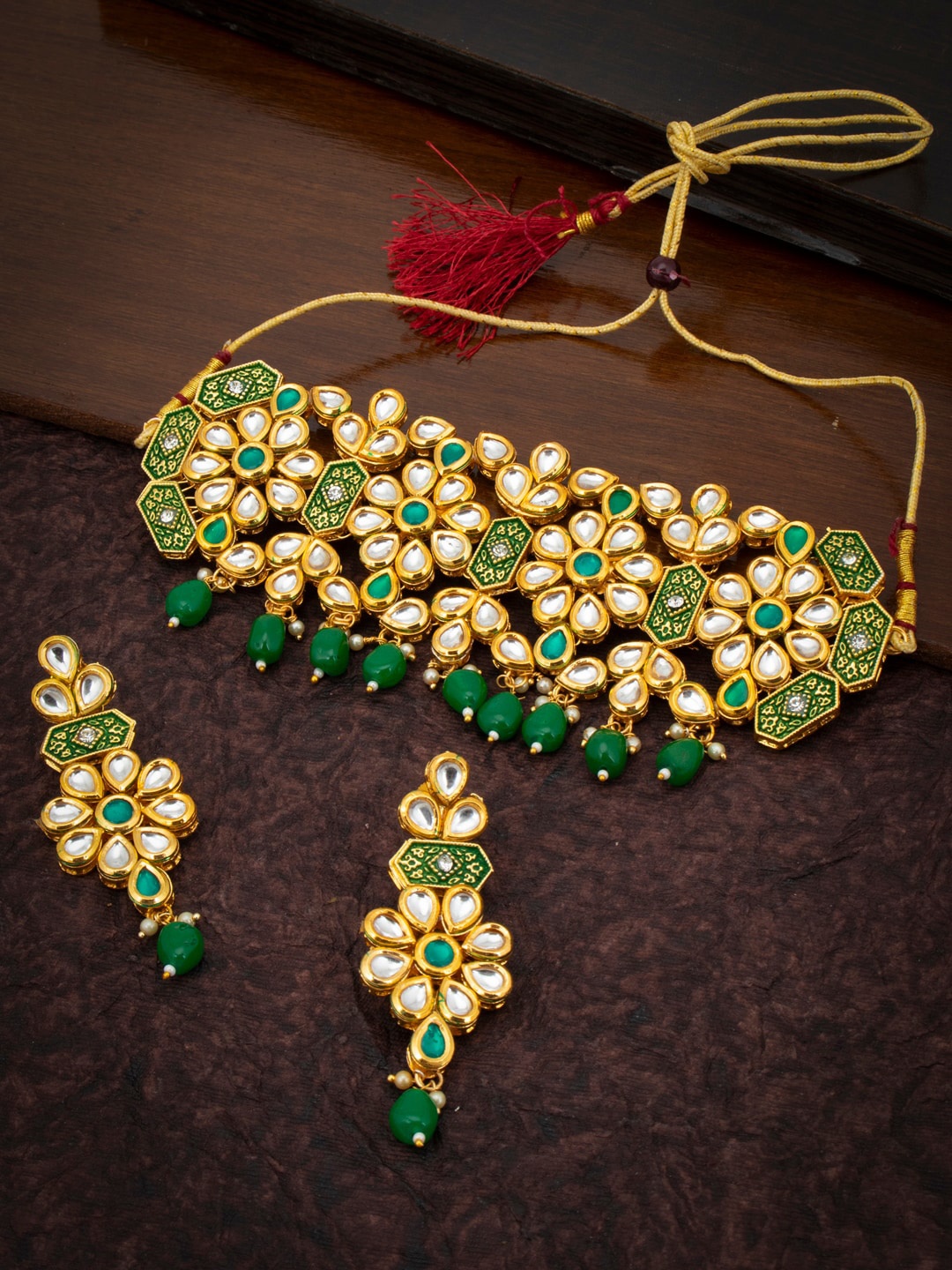 Sukkhi Gold Plated Green & White Kundan-Studded Beaded Meenakari Sustainable Jewellery Set
Sukkhi Gold Plated Green & White Kundan-Studded Beaded Meenakari Sustainable Jewellery Set