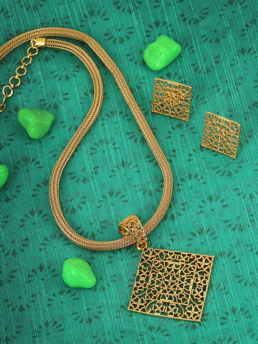 Adwitiya Collection Women 24CT Women Gold Plated Square Shaped Pendent Set with Chain
Adwitiya Collection Women 24CT Women Gold Plated Square Shaped Pendent Set with Chain