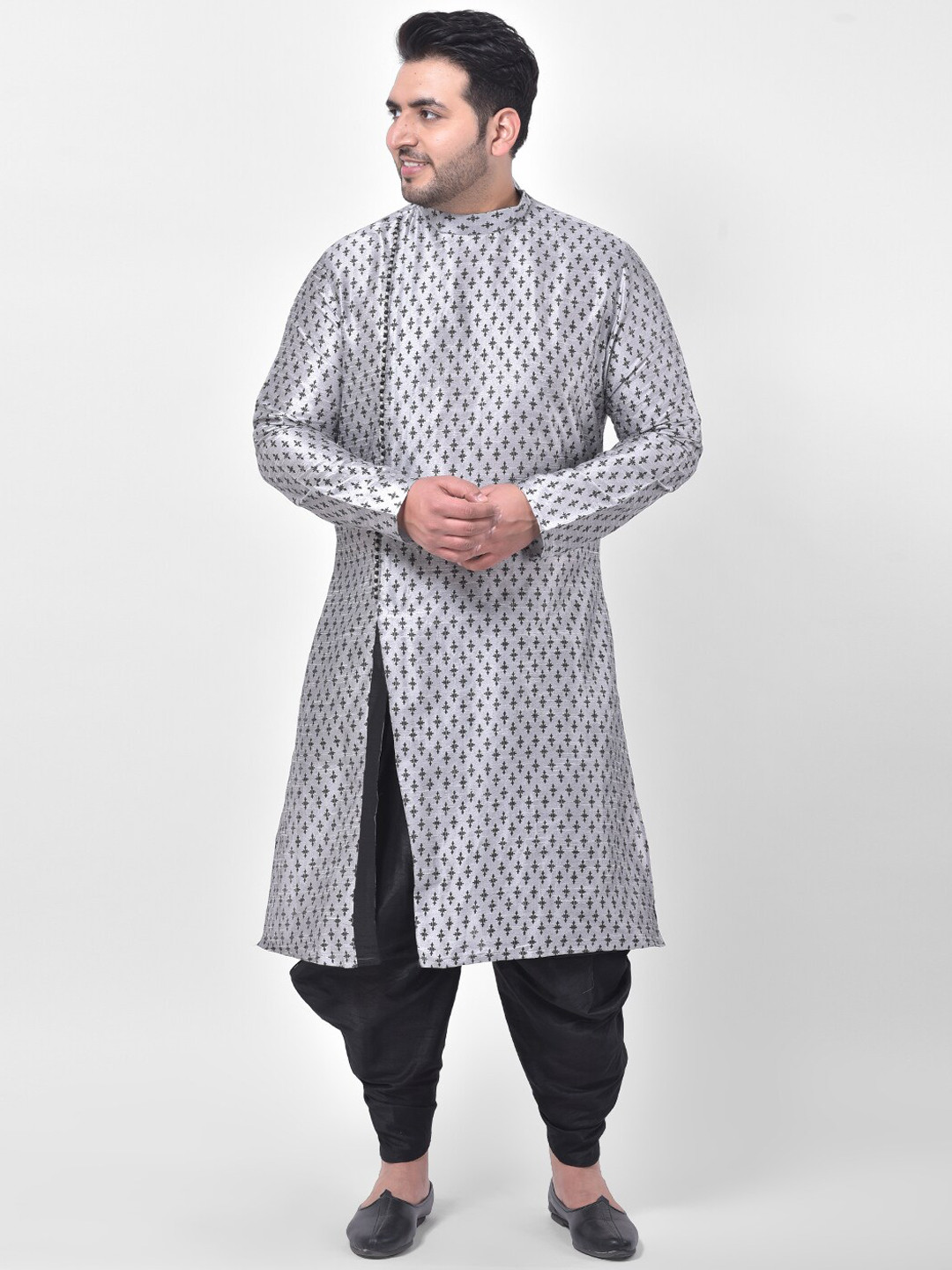 DEYANN PLUS Men Silver-toned Ethnic Motifs Printed Straight Kurta
DEYANN PLUS Men Silver-toned Ethnic Motifs Printed Straight Kurta