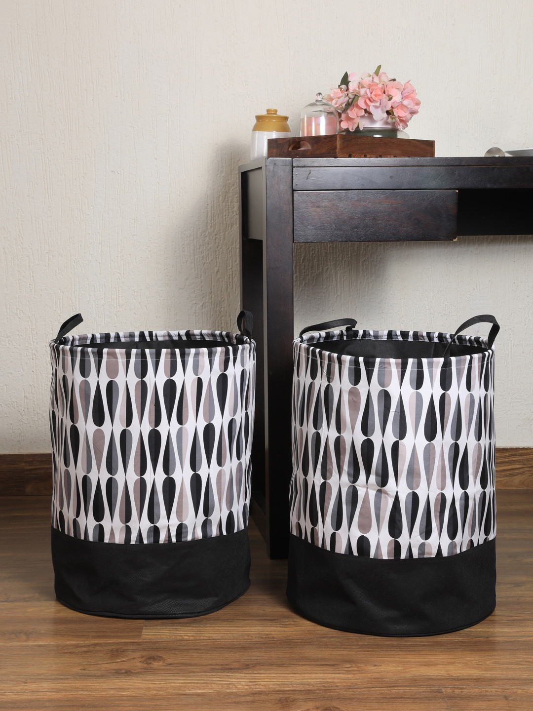 My Gift Booth Set Of 2 White & Black Printed Laundry Bags
My Gift Booth Set Of 2 White & Black Printed Laundry Bags