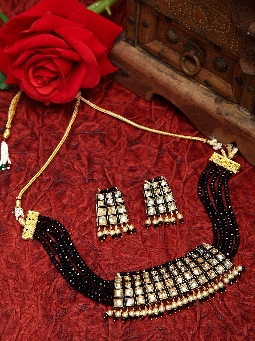Moedbuille Kundan Pearls and Black Onyx Stones Studded Gold Plated Handcrafted Jewelry Set
Moedbuille Kundan Pearls and Black Onyx Stones Studded Gold Plated Handcrafted Jewelry Set