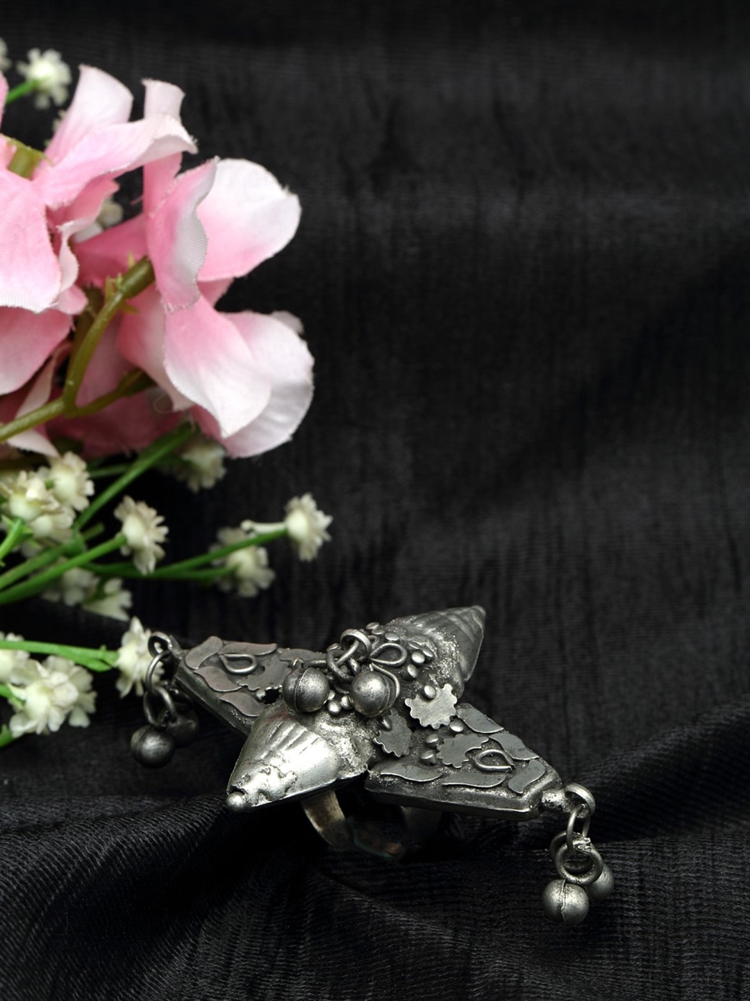 Moedbuille Ghungroo Studded Tribal Design Oxidised Silver Plated Handcrafted Finger Ring
Moedbuille Ghungroo Studded Tribal Design Oxidised Silver Plated Handcrafted Finger Ring