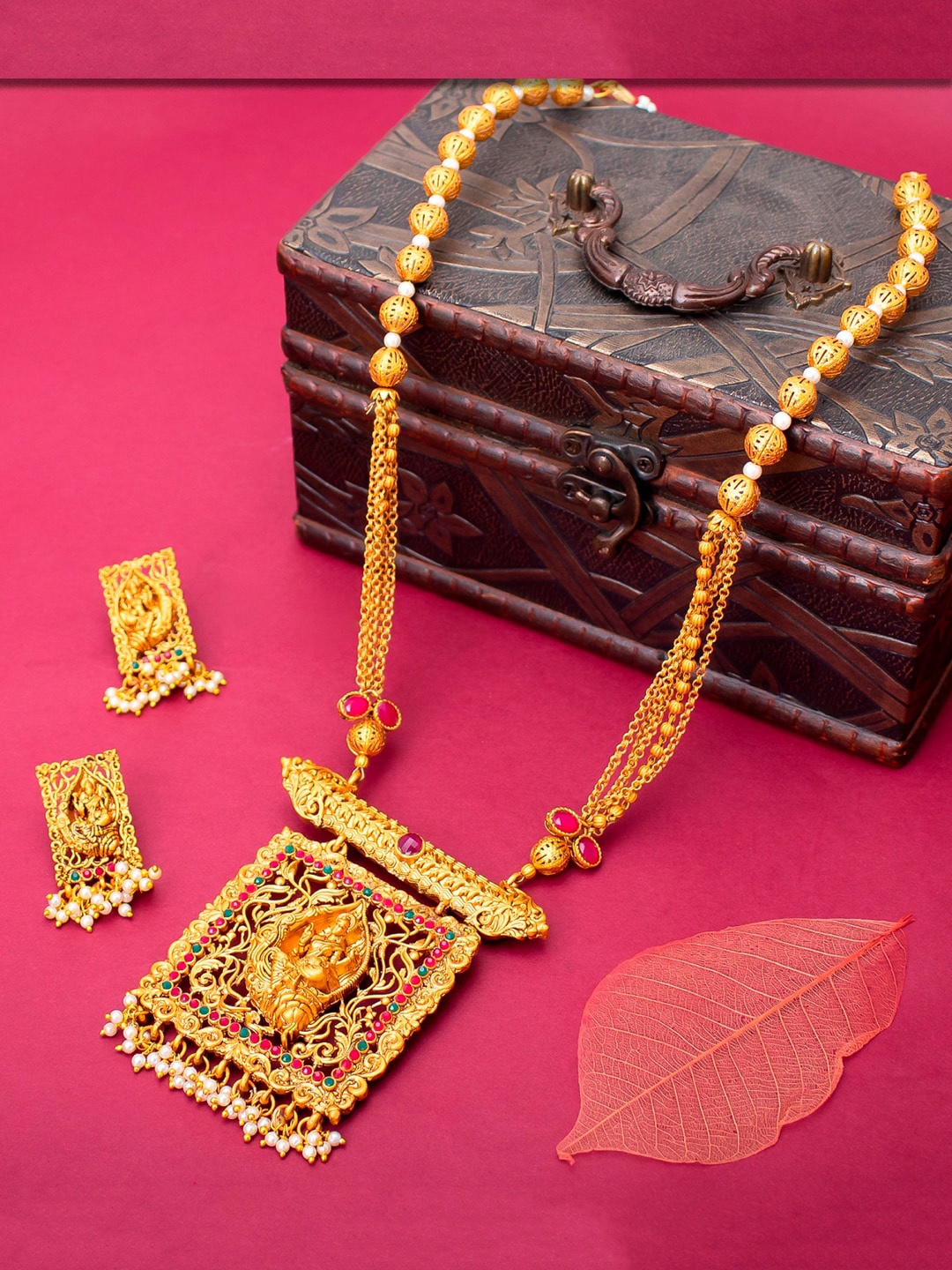 Sukkhi Gold-Plated Pink & Green Stone-Studded & White Beaded Temple Jewellery Set
Sukkhi Gold-Plated Pink & Green Stone-Studded & White Beaded Temple Jewellery Set