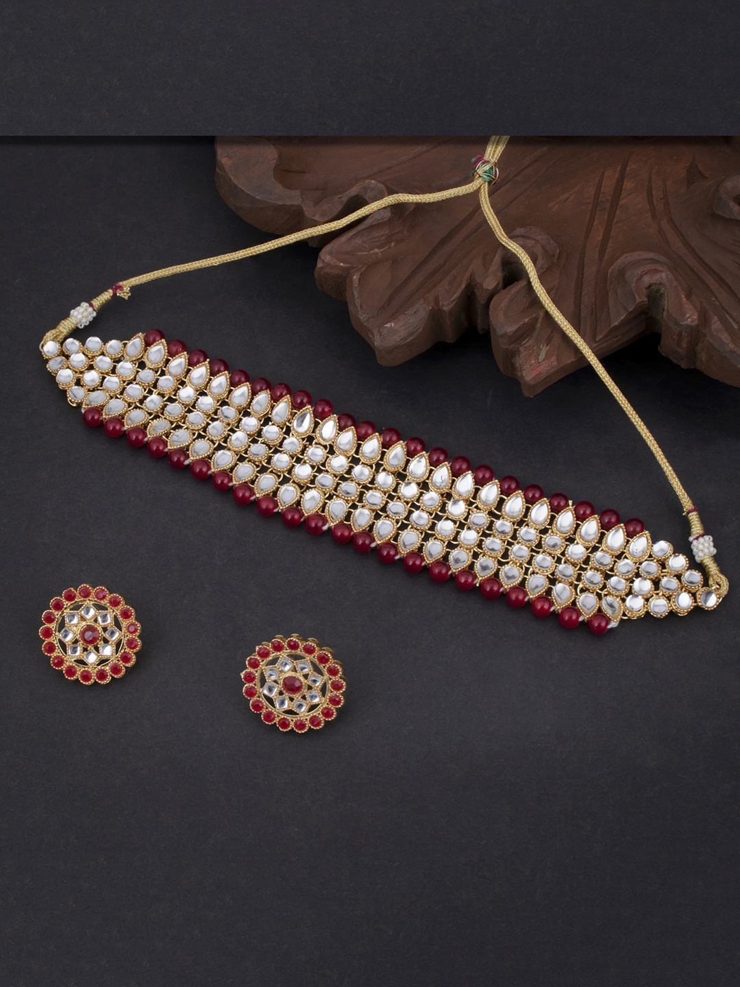 Sukkhi Gold-Plated Maroon & White Kundan-Studded & Pearl-Beaded Sustainable Jewellery Set
Sukkhi Gold-Plated Maroon & White Kundan-Studded & Pearl-Beaded Sustainable Jewellery Set