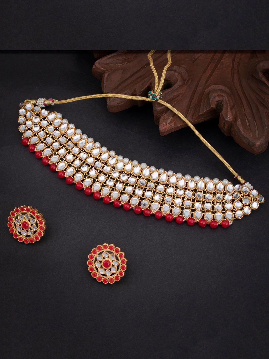 Sukkhi Gold-Plated Red & White Kundan-Studded & Pearl Beaded Sustainable Jewellery Set
Sukkhi Gold-Plated Red & White Kundan-Studded & Pearl Beaded Sustainable Jewellery Set