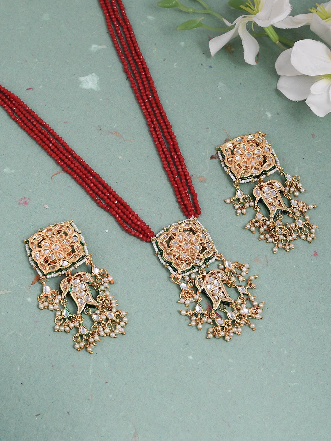 Silvermerc Designs Gold-Plated Red & White Kundan-Studded Quarts Beaded Jadau Jewellery Set
Silvermerc Designs Gold-Plated Red & White Kundan-Studded Quarts Beaded Jadau Jewellery Set