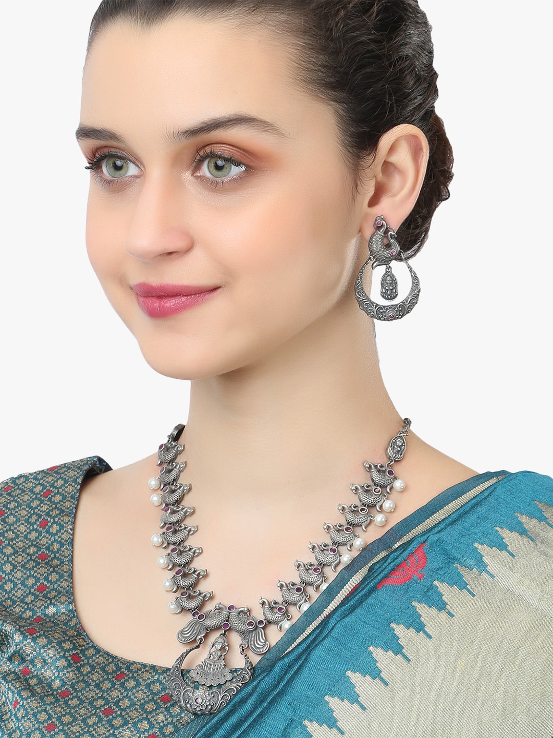 Adwitiya Collection Oxidised Silver-Plated Pink & White Stone-Studded & Beaded Peacock Design Handcrafted Temple Jewellery Set
Adwitiya Collection Oxidised Silver-Plated Pink & White Stone-Studded & Beaded Peacock Design Handcrafted Temple Jewellery Set