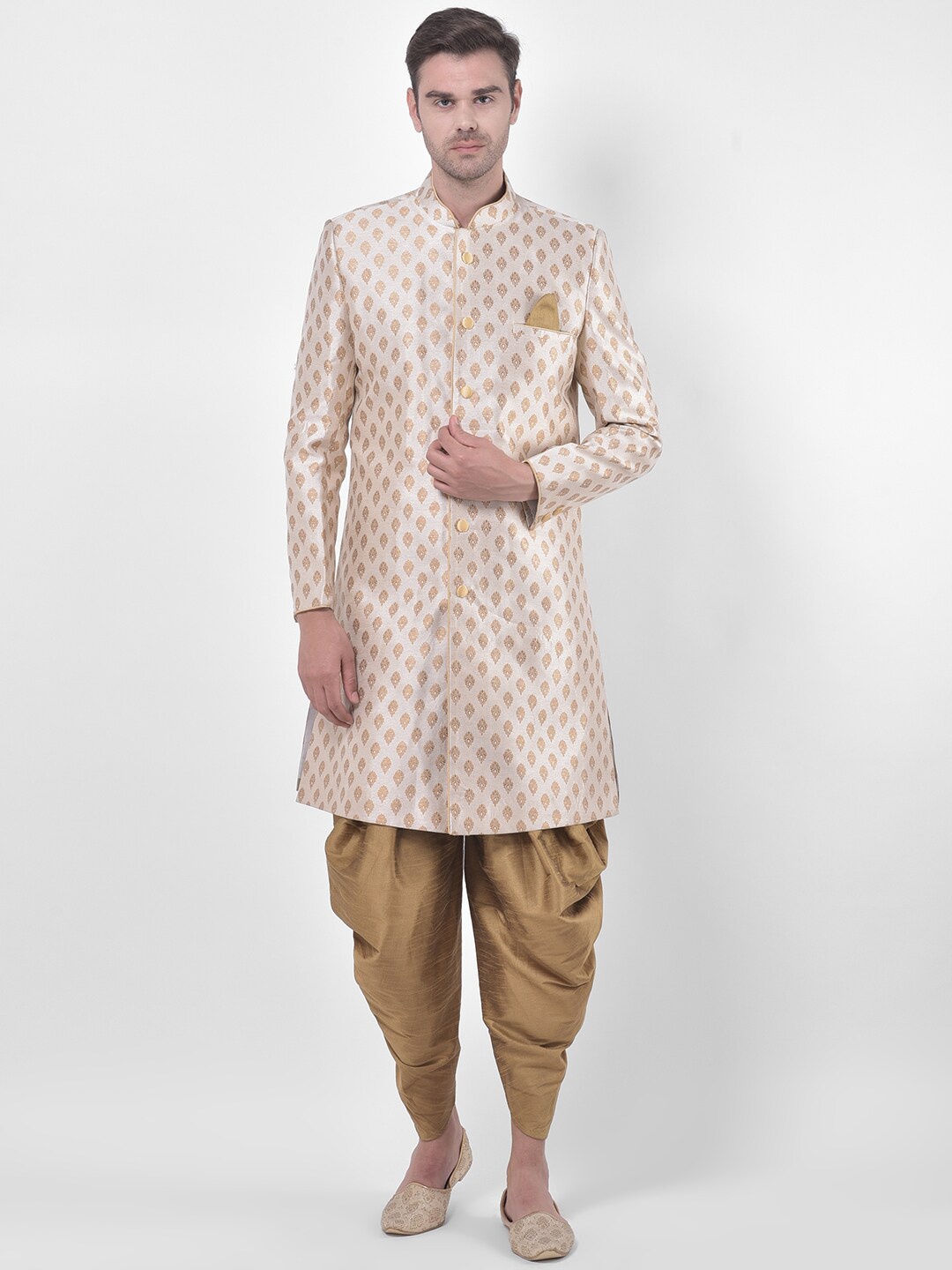 DEYANN PLUS Men Cream-Coloured & Gold-Coloured Woven-Design Jacquard & Dupion Silk Sherwani Set
DEYANN PLUS Men Cream-Coloured & Gold-Coloured Woven-Design Jacquard & Dupion Silk Sherwani Set