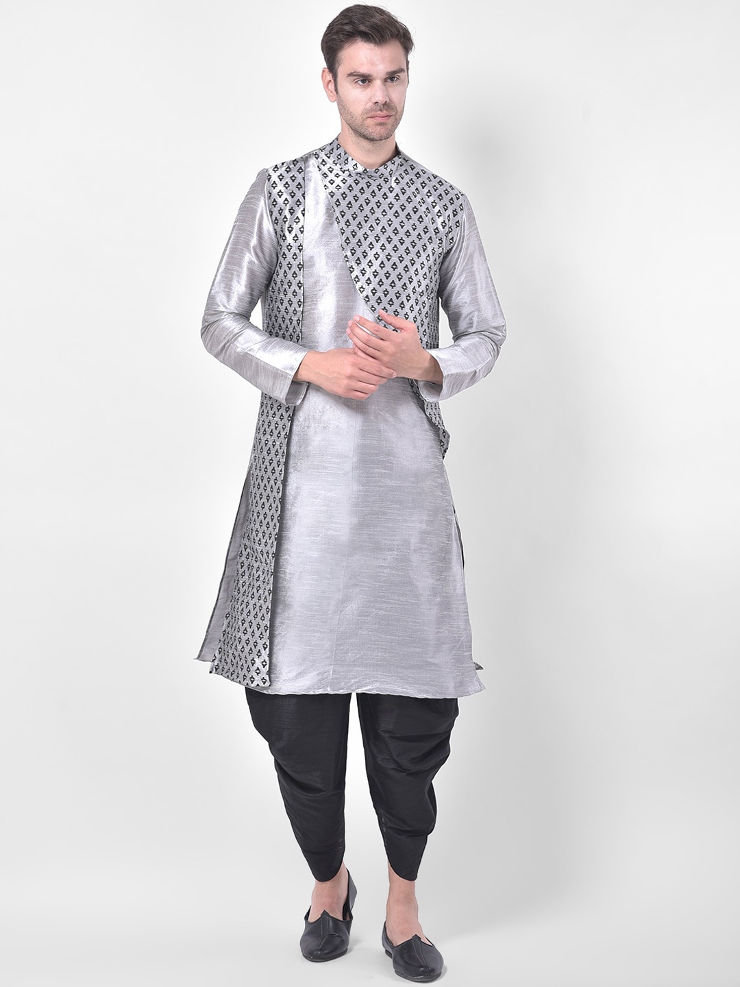 DEYANN Men Silver-Toned & Black Ethnic Motifs Printed Angrakha Kurta with Dhoti Pants
DEYANN Men Silver-Toned & Black Ethnic Motifs Printed Angrakha Kurta with Dhoti Pants