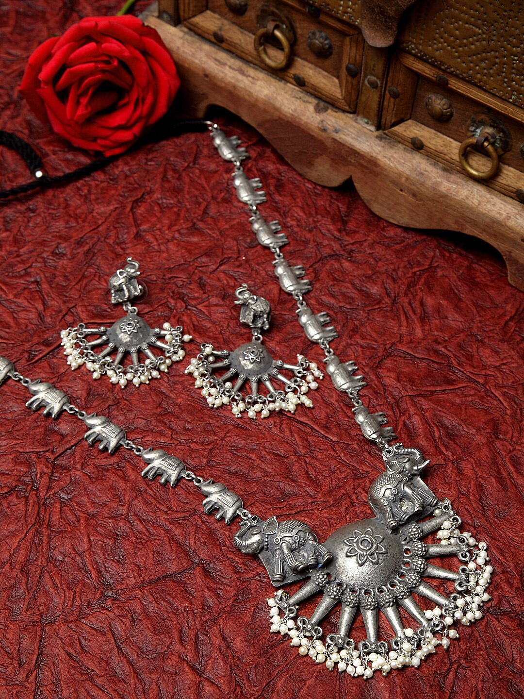 Moedbuille Silver-Plated White Pearl-Beaded Tribal Tasselled-Design Handcrafted Temple Jewellery Set
Moedbuille Silver-Plated White Pearl-Beaded Tribal Tasselled-Design Handcrafted Temple Jewellery Set