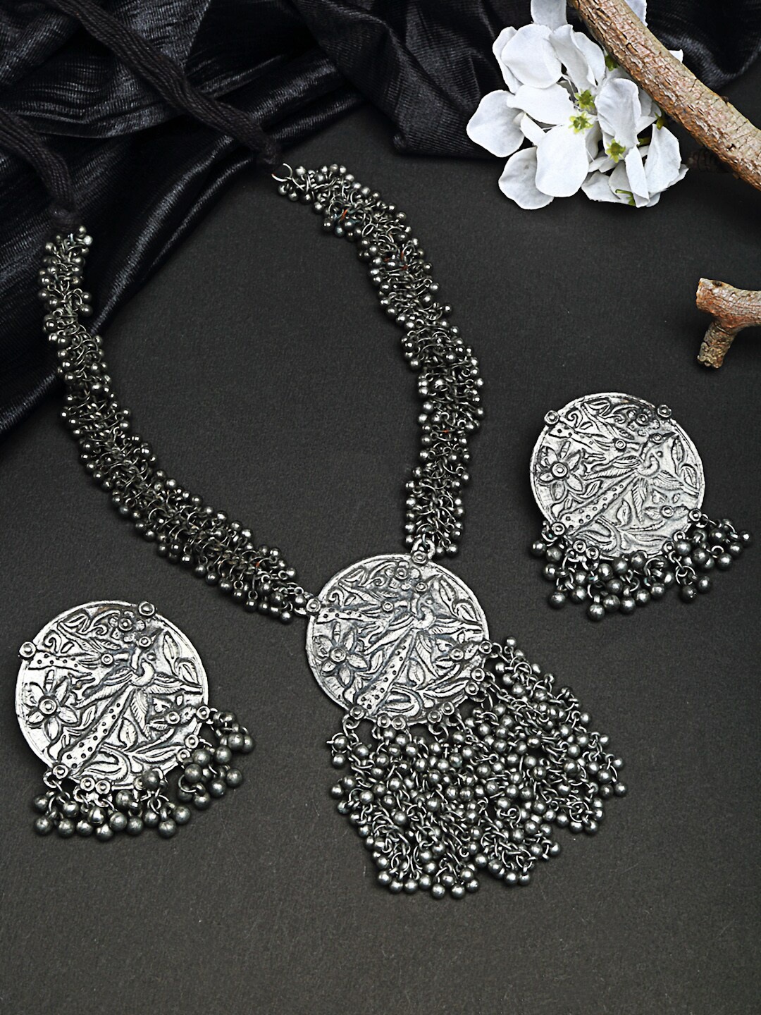 Moedbuille Silver-Plated Ghungroo-Studded Tribal Tasselled Design Handcrafted Temple Jewellery Set
Moedbuille Silver-Plated Ghungroo-Studded Tribal Tasselled Design Handcrafted Temple Jewellery Set