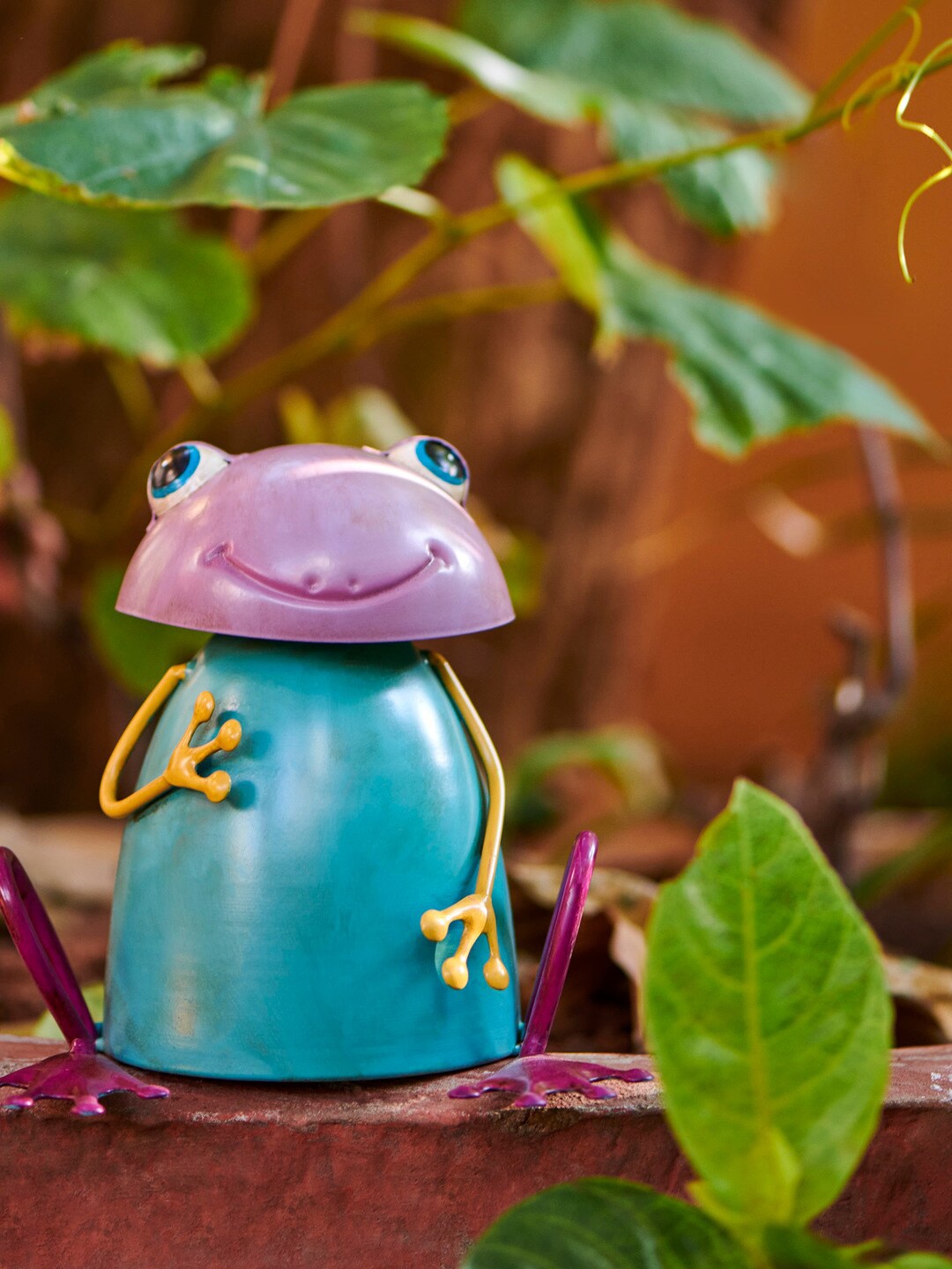 Chumbak Blue & Pink Frog & Frolic Bobble Head Garden Accessory