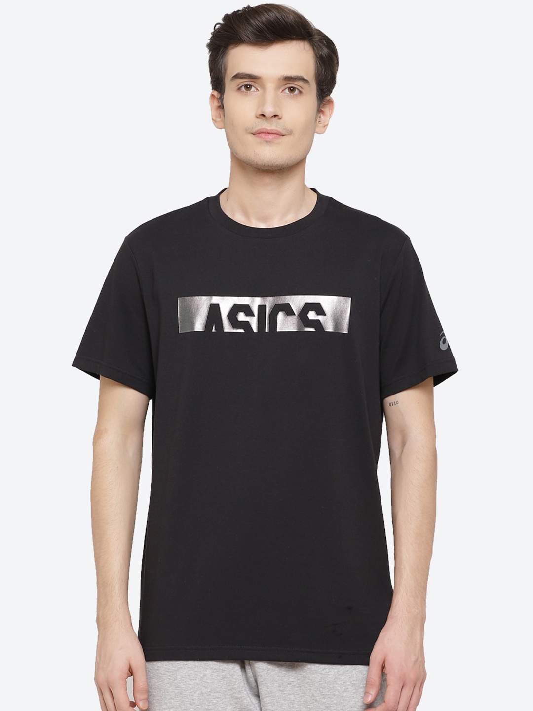 ASICS Foil Print Cropped Gpx SS Men Black Typography Printed Pure Cotton Training T-shirt
ASICS Foil Print Cropped Gpx SS Men Black Typography Printed Pure Cotton Training T-shirt