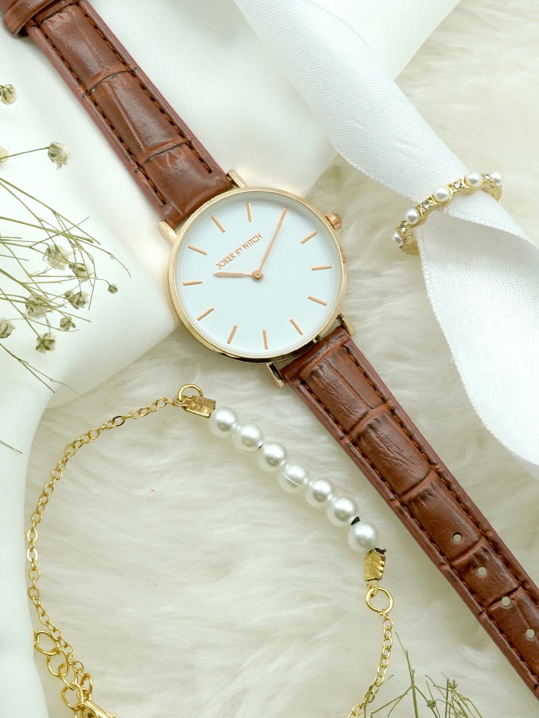 JOKER & WITCH Women White & Gold-Toned Hot Chocolate Love Triangle Watch Gift Set JWLT207
JOKER & WITCH Women White & Gold-Toned Hot Chocolate Love Triangle Watch Gift Set JWLT207