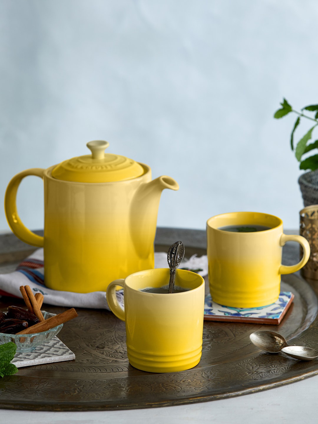 LE CREUSET Yellow Solid Stoneware Glossy Kettle