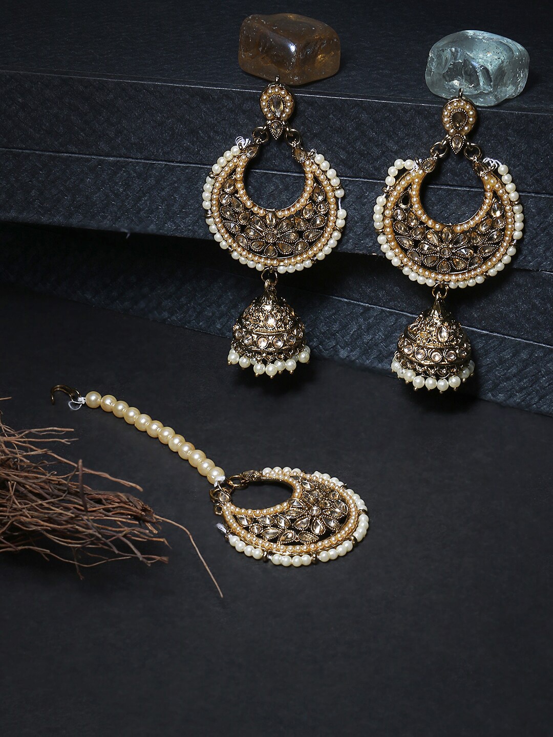 Adwitiya Collection Off-White 24KT Gold-Plated Stone-Studded Maang Tikka with Jhumkas
Adwitiya Collection Off-White 24KT Gold-Plated Stone-Studded Maang Tikka with Jhumkas