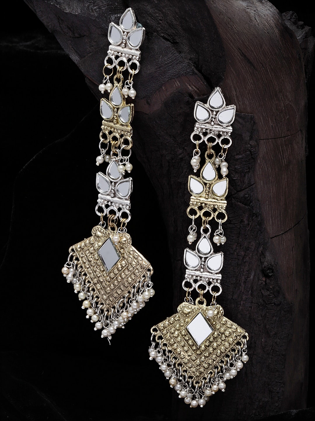 Moedbuille Gold-Toned Oxidised Silver Plated Mirror Tasselled Handcrafted Drop Earrings
Moedbuille Gold-Toned Oxidised Silver Plated Mirror Tasselled Handcrafted Drop Earrings