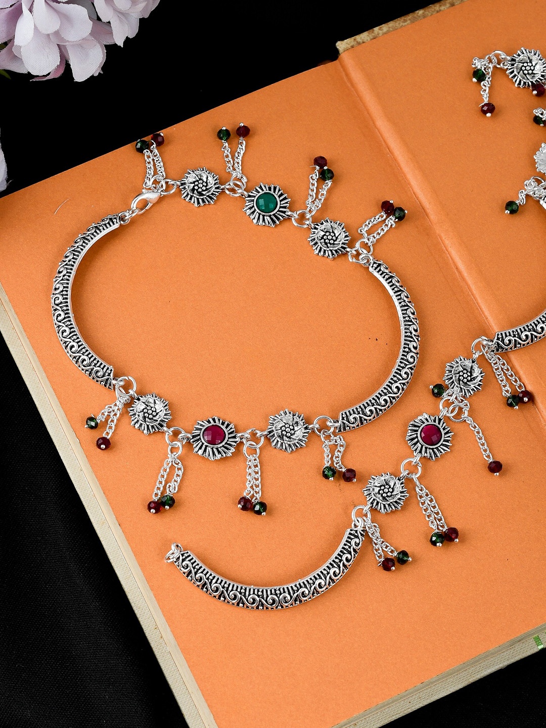 Silvermerc Designs Set of 2 Oxidized Silver-Plated Red & Green Stone-Studded Rasika Anklets
Silvermerc Designs Set of 2 Oxidized Silver-Plated Red & Green Stone-Studded Rasika Anklets