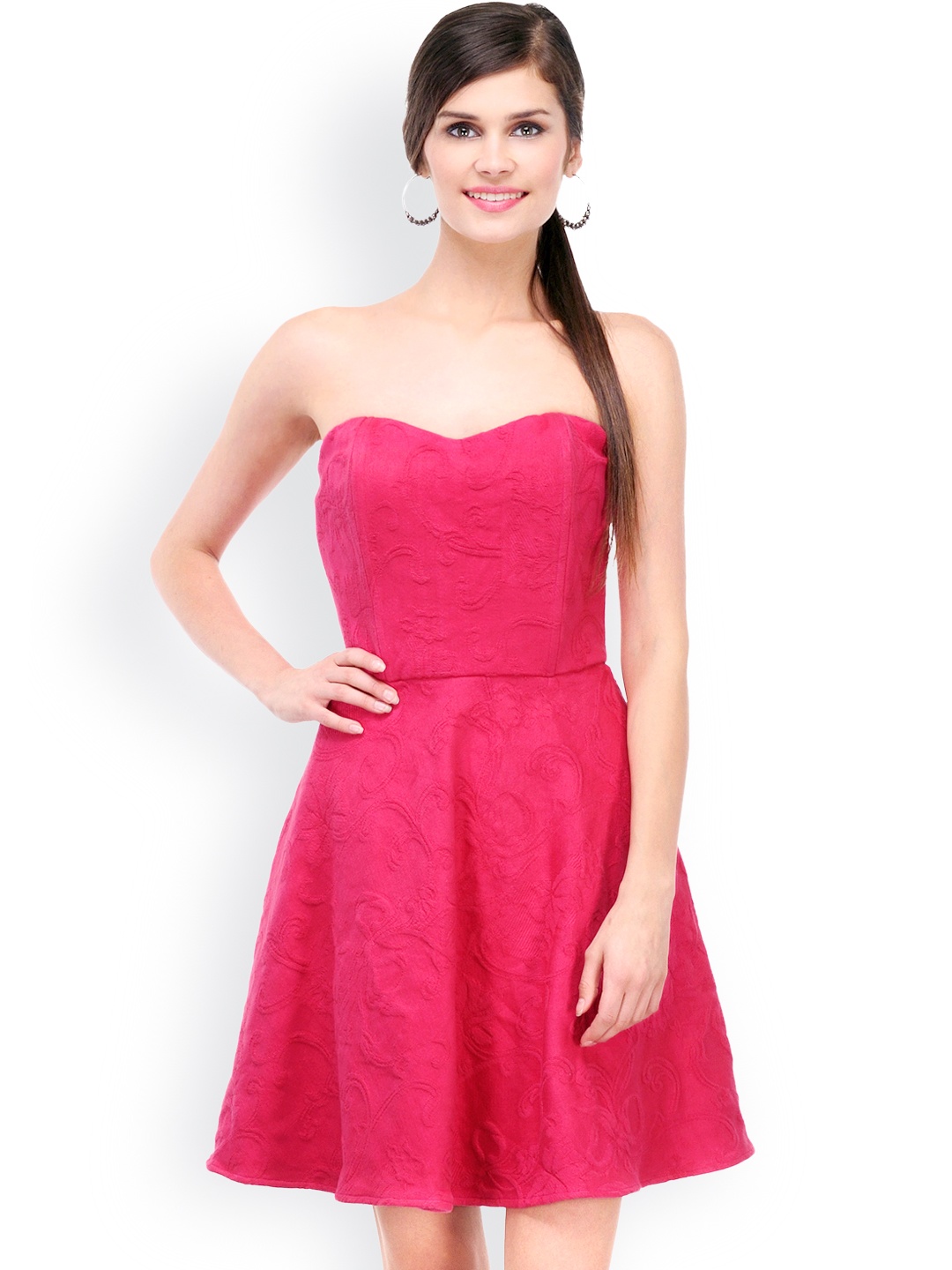 XOXO is a homegrown designer brand for women. This indie-fashion brand offers premium evening wear and drapes for women who love fashion. Xoxo is our little contribution to the world of fashion - with plenty of cocktail pieces and fusion wear, we promise you must-haves for your wardrobe.