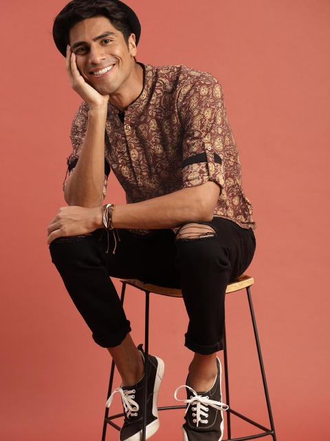 Taavi Men Brown Kalamkari Block Printed Regular Fit Casual Sustainable Shirt with Roll-Up Sleeves
Taavi Men Brown Kalamkari Block Printed Regular Fit Casual Sustainable Shirt with Roll-Up Sleeves