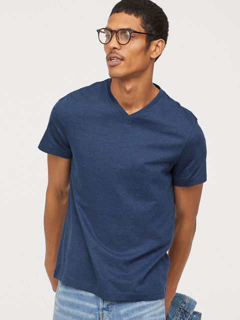 H&M Men Blue Solid V-neck Sustainable T-shirt RegularFit
H&M Men Blue Solid V-neck Sustainable T-shirt RegularFit