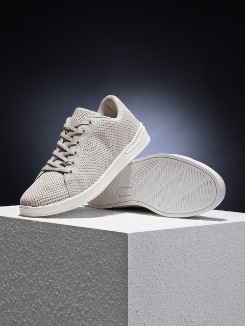 HRX by Hrithik Roshan Men Grey Solid Fly Sneakers 
HRX by Hrithik Roshan Men Grey Solid Fly Sneakers