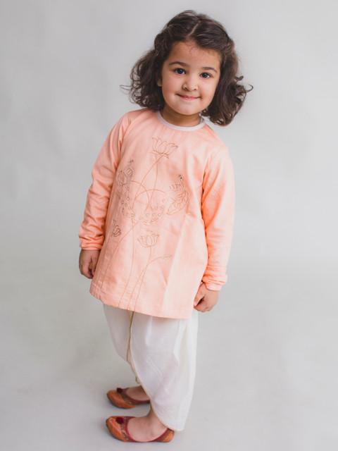 Tiber Taber Girls Peach-Coloured & Cream-Coloured Embroidered Kurta with Dhoti Pants
Tiber Taber Girls Peach-Coloured & Cream-Coloured Embroidered Kurta with Dhoti Pants