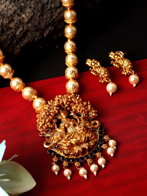 ANIKAS CREATION Women Antique Matte Gold Finish Black Stone Studded Pearl Temple Jewellery Set
ANIKAS CREATION Women Antique Matte Gold Finish Black Stone Studded Pearl Temple Jewellery Set