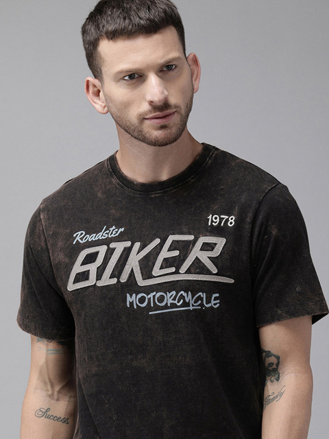 Roadster Men Black Printed Round Neck T-shirt With Applique Detail 
Roadster Men Black Printed Round Neck T-shirt With Applique Detail