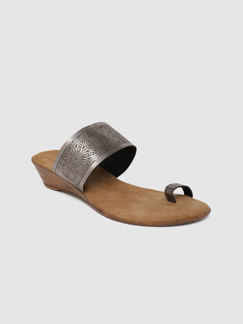 Inc 5 Women Metallic-Toned Textured One-Toe Flats
Inc 5 Women Metallic-Toned Textured One-Toe Flats