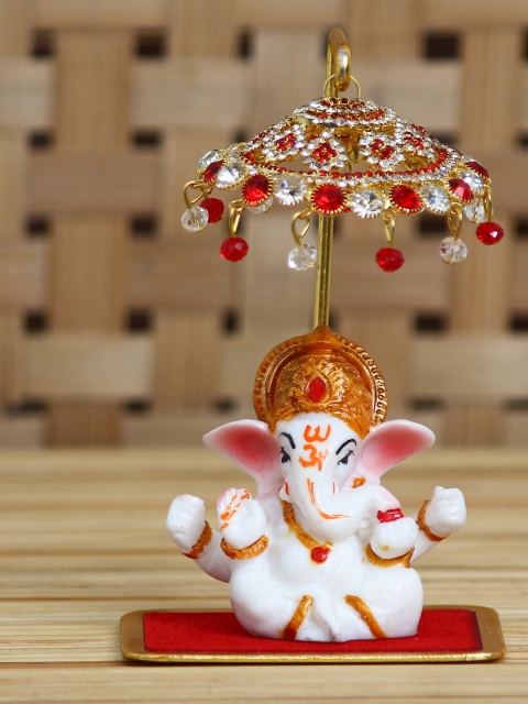 eCraftIndia White & Red Handcrafted Lord Ganesha Idol With Designer Chatri Showpiece
eCraftIndia White & Red Handcrafted Lord Ganesha Idol With Designer Chatri Showpiece