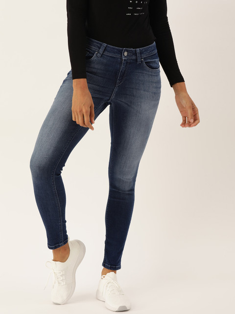Lee Cooper Women Navy Blue Annie Slim Fit Mid-Rise Clean Look Stretchable Cropped Jeans
Lee Cooper Women Navy Blue Annie Slim Fit Mid-Rise Clean Look Stretchable Cropped Jeans