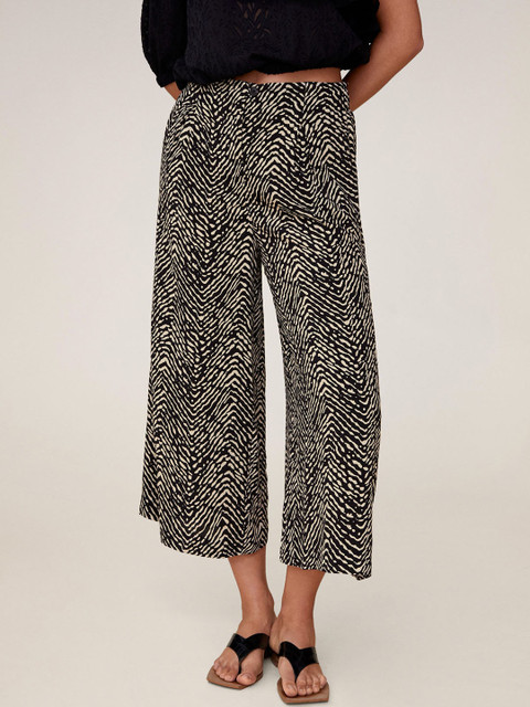 MANGO Women Black & Off-White Printed Regular Fit Cropped Parallel Trousers
MANGO Women Black & Off-White Printed Regular Fit Cropped Parallel Trousers