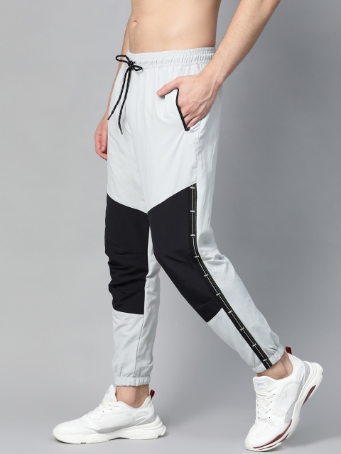 HRX by Hrithik Roshan Men Gery Volet & Jet Black Colourblock Regular Fit Antimicrobial Lifestyle Track Pants, Grey
HRX by Hrithik Roshan Men Gery Volet & Jet Black Colourblock Regular Fit Antimicrobial Lifestyle Track Pants, Grey