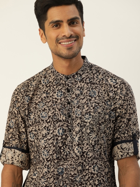 Taavi Men Black & Off-White Kalamkari Block Printed Straight Sustainable Kurta with Roll-Up Sleeves
Taavi Men Black & Off-White Kalamkari Block Printed Straight Sustainable Kurta with Roll-Up Sleeves