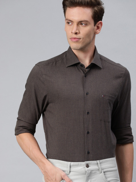 Tommy Hilfiger Men Brown & Navy Blue Tailored Regular Fit Self Design Smart Casual Shirt
Tommy Hilfiger Men Brown & Navy Blue Tailored Regular Fit Self Design Smart Casual Shirt