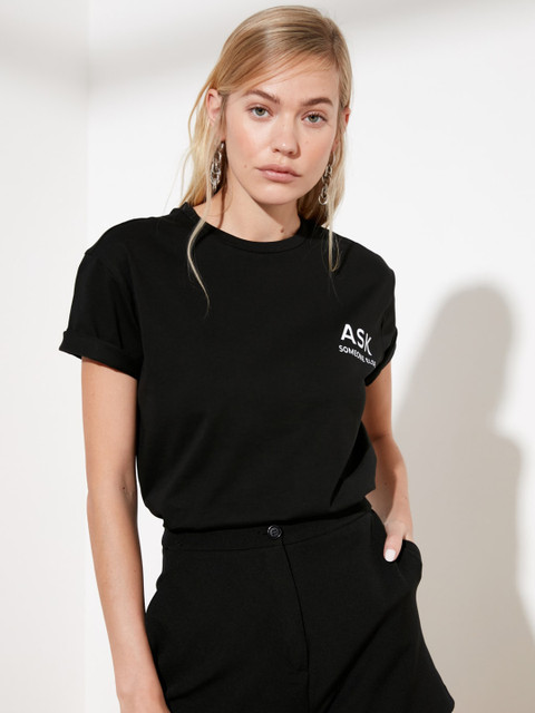 Trendyol Women Black Printed Detail Round Neck Pure Cotton T-shirt 
Trendyol Women Black Printed Detail Round Neck Pure Cotton T-shirt