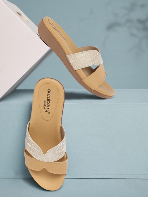 DressBerry Camel Brown & Gold-Toned Colourblocked Comfort Sandals with Glitter Detail
DressBerry Camel Brown & Gold-Toned Colourblocked Comfort Sandals with Glitter Detail