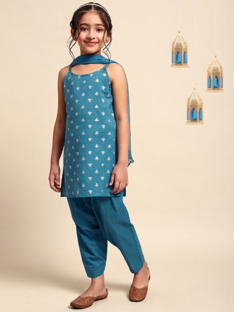 House of Pataudi Girls Blue Printed Regular Pure Cotton Kurta with Dhoti Pants & With Dupatta
House of Pataudi Girls Blue Printed Regular Pure Cotton Kurta with Dhoti Pants & With Dupatta