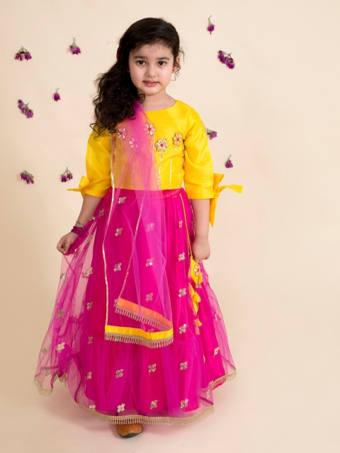 pspeaches Girls Magenta & Yellow Embroidered Ready to Wear Lehenga & Blouse With Dupatta
pspeaches Girls Magenta & Yellow Embroidered Ready to Wear Lehenga & Blouse With Dupatta