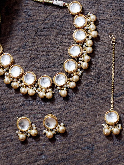 KARATCART Kundan-Studded & Pearl Beaded Handcrafted Jewellery Set With Maang Tika, Gold 
KARATCART Kundan-Studded & Pearl Beaded Handcrafted Jewellery Set With Maang Tika, Gold