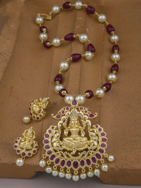 Alankruthi Gold-Plated Maroon & Cream-toned Stone-Studded & Pearl Beaded Temple Jewellery Set
Alankruthi Gold-Plated Maroon & Cream-toned Stone-Studded & Pearl Beaded Temple Jewellery Set