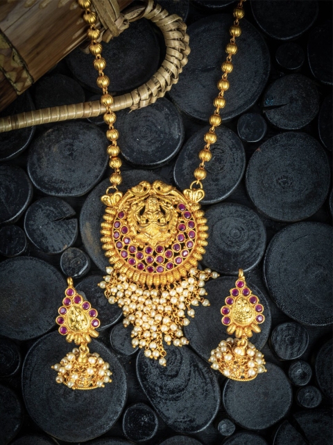 Alankruthi Gold-Plated Magenta Pink & Off White Stone-Studded Beaded Temple Jewellery Set
Alankruthi Gold-Plated Magenta Pink & Off White Stone-Studded Beaded Temple Jewellery Set