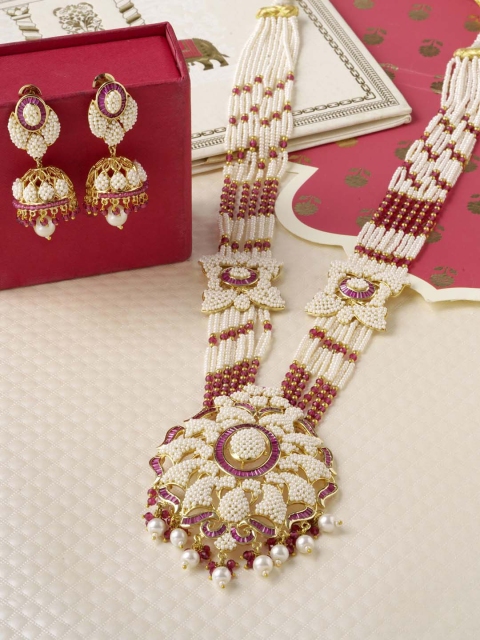 Tistabene Gold-Plated White & Red Stone-Studded & Pearl Beaded Traditional Jewellery Set
Tistabene Gold-Plated White & Red Stone-Studded & Pearl Beaded Traditional Jewellery Set