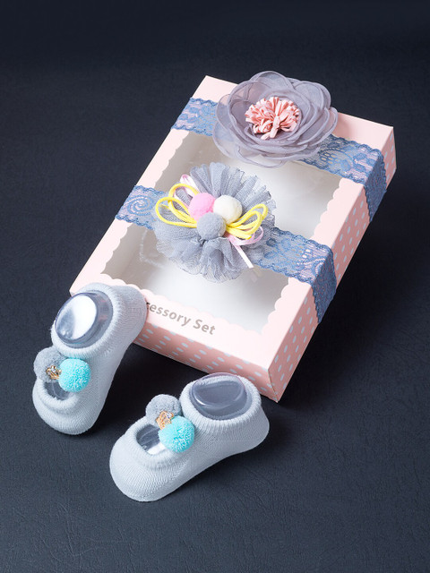 Golden Peacock Pack of 3 Girls Grey Floral Lace Hairband & Socks Set 
Golden Peacock Pack of 3 Girls Grey Floral Lace Hairband & Socks Set