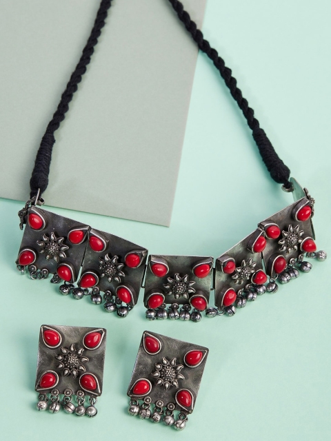 GloBox By ZeroKaata Oxidised Silver-Plated & Red Gemstone-Studded Antique Jewellery Set
GloBox By ZeroKaata Oxidised Silver-Plated & Red Gemstone-Studded Antique Jewellery Set