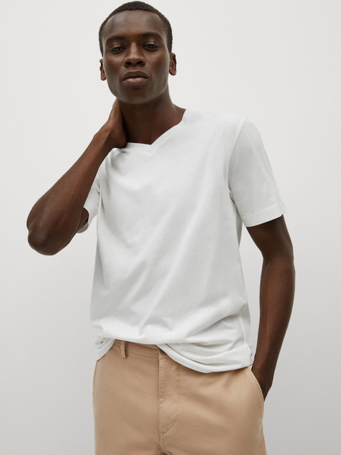 MANGO MAN White Pure Cotton Solid V-Neck Pure Cotton T-shirt
MANGO MAN White Pure Cotton Solid V-Neck Pure Cotton T-shirt