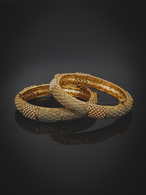 KOLHA-BY CARLTON Set of 2 Off-White Gold-Plated Beaded Handcrafted Textured Bangles
KOLHA-BY CARLTON Set of 2 Off-White Gold-Plated Beaded Handcrafted Textured Bangles