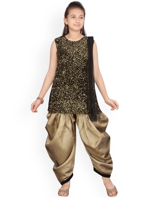 Aarika Girls Gold-Toned Ethnic Motifs Embroidered Regular Velvet Kurti with Dhoti Pants
Aarika Girls Gold-Toned Ethnic Motifs Embroidered Regular Velvet Kurti with Dhoti Pants