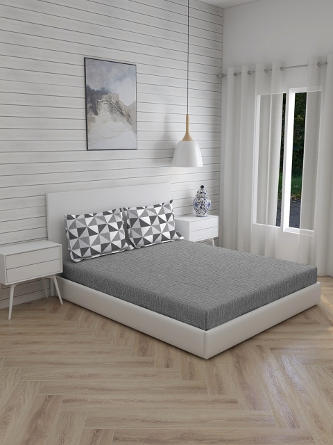 Boutique Living India Grey & White Geometric 144 TC King Bedsheet with 2 Pillow Covers
Boutique Living India Grey & White Geometric 144 TC King Bedsheet with 2 Pillow Covers
